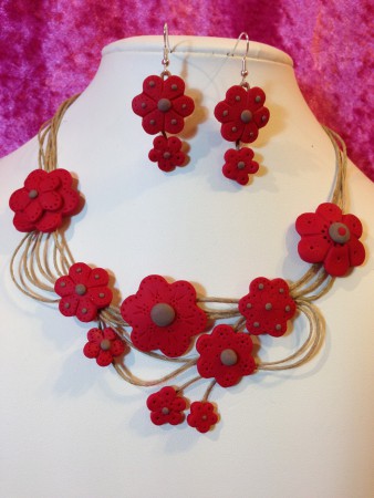 collier pate fimo rouge et taupe + fil de lin 33 euros + boucles 12 euros